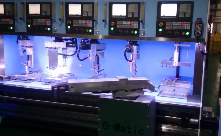 同時操作五臺數(shù)控系統(tǒng) 全自動焊接機(jī)器人加工風(fēng)采